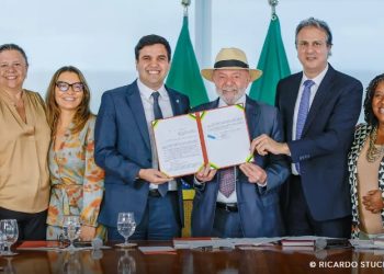 Lula sanciona lei que restringe uso de celular em escolas