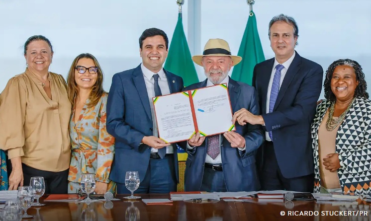 Lula sanciona lei que restringe uso de celular em escolas
