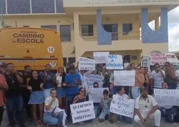 Barrocas – Servidores protestam na frente da Prefeitura após suspensão dos aprovados em concurso público