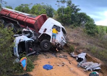 Acidente envolvendo três carros na BA 099 mata quatro pessoas de uma mesma família