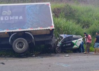 Batida com caminhão mata três pessoas da mesma família e deixa carro retorcido na BR 101