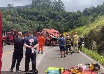 RS – Cinco pessoas morrem após colisão entre caminhão dos bombeiros e carro