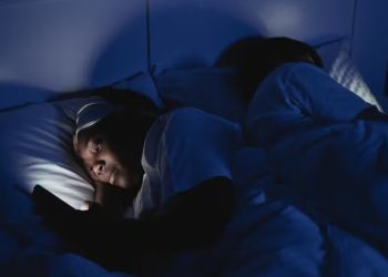 Celular emite radiação? É seguro deixá-lo ao lado da cama? Entenda se há riscos