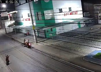 Câmeras de segurança registram exato momento de uma colisão entre duas motos