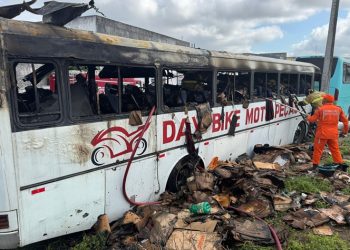 Ônibus carregado com material reciclável pega fogo ao lado de posto de combustível