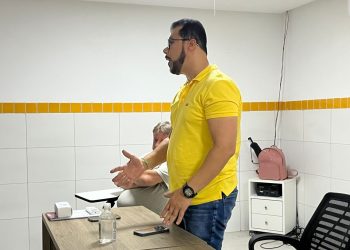 Prefeito cumpre promessa de campanha ao anunciar transporte gratuito para os universitários de Queimadas