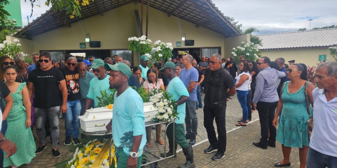 Ossada do menino Davi é sepultada em Salvador. Um grande número de pessoas da capital e de Itiúba participou do momento marcado por grande comoção