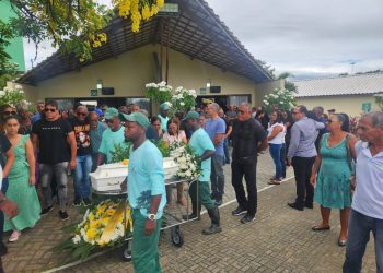 Ossada do menino Davi é sepultada em Salvador. Um grande número de pessoas da capital e de Itiúba participou do momento marcado por grande comoção