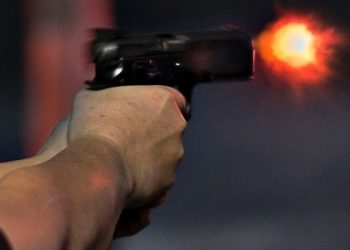 Duas pessoas da mesma família são assassinadas a tiros após terem a residência invadida. Outra ficou gravemente ferida