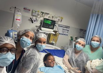 Sem saber que estava grávida, mulher procura atendimento por causa de dores e dá à luz em UPA de Salvador