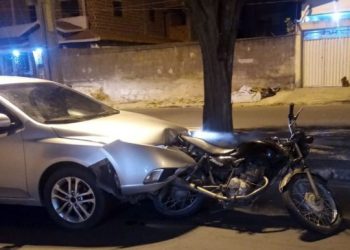 Briga entre irmãos vira perseguição de carro e moto e termina em acidente
