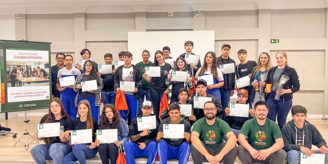 Cresol leva cooperativismo para a escola e beneficia 32 mil crianças e jovens