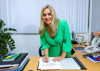 Deputada Ivana Bastos toma posse como presidente em exercício da ALBA