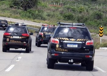 Dois caminhoneiros são presos em Tucano com grande quantidade de drogas e armas, incluindo dois fuzis