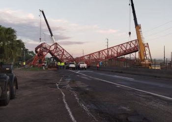 Carreta derruba passarela na BR-324 e rodovia é interditada em Amélia Rodrigues