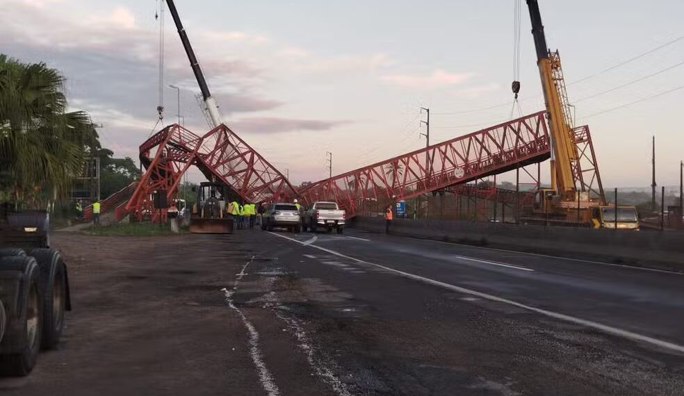 Carreta derruba passarela na BR-324 e rodovia é interditada em Amélia Rodrigues