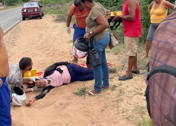 Irmãs ficam feridas após sofrerem queda de moto na BA 120