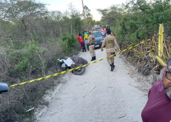 Ajudante de pedreiro é morto a tiros enquanto pilotava uma motocicleta em estrada vicinal de Coité