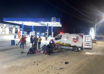 Homem fica ferido em colisão envolvendo motocicleta e Kombi