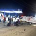 Homem fica ferido em colisão envolvendo motocicleta e Kombi