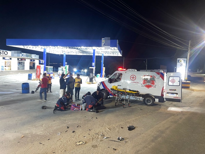 Homem fica ferido em colisão envolvendo motocicleta e Kombi