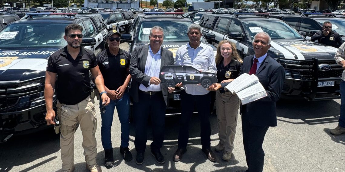 Governador Jerônimo, deputado Alex da Piatã e delegada geral Heloísa Brito, entregam nova viatura para à Policia Civil em Coité