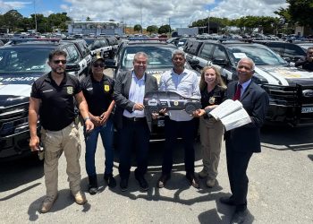 Governador Jerônimo, deputado Alex da Piatã e delegada geral Heloísa Brito, entregam nova viatura para à Policia Civil em Coité