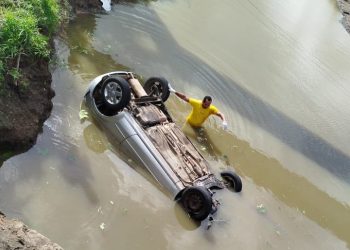 Carro é encontrado submerso em riacho e corpo do motorista pode está preso ao cinto de segurança