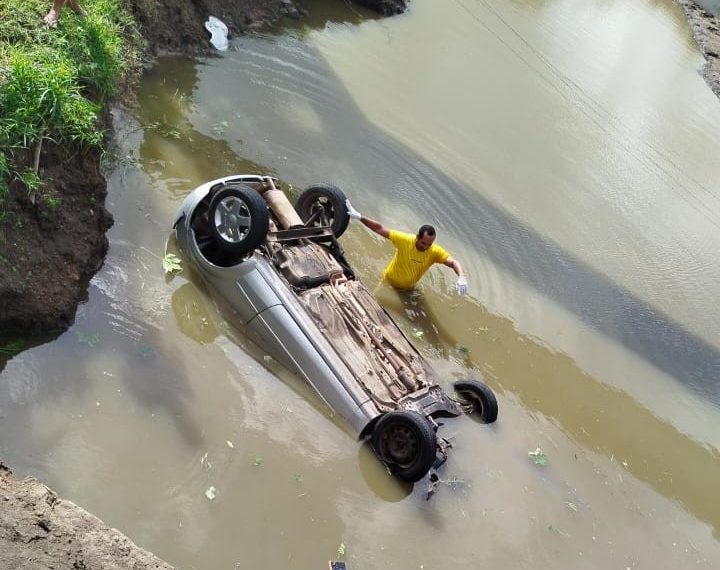 Carro é encontrado submerso em riacho e corpo do motorista pode está preso ao cinto de segurança
