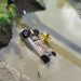 Carro é encontrado submerso em riacho e corpo do motorista pode está preso ao cinto de segurança