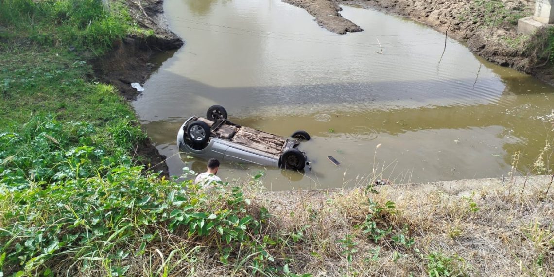 Carro é encontrado submerso em riacho e corpo do motorista pode está preso ao cinto de segurança