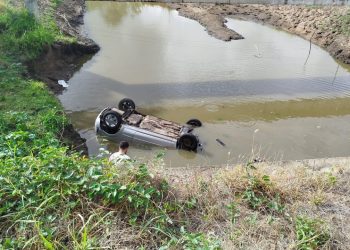 Carro é encontrado submerso em riacho e corpo do motorista pode está preso ao cinto de segurança
