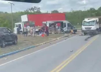 Tragédia em Jacobina: 5 pessoas morrem em colisão entre caminhão e van de transporte alternativo no contorno de Caém
