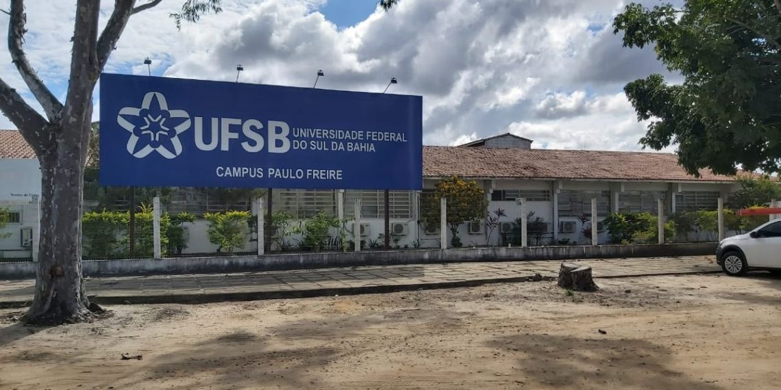Universidade baiana abre concurso com salários de até R$ 4,9 mil; confira vagas