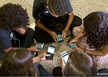 MEC lança guias sobre uso de celulares em ambiente escolar