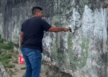 Prefeito apaga pintura de facção criminosa em muro: “No dia que aparecer eu apago”
