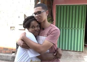 Filho de catadora de latinha é aprovado em universidade na Espanha e se prepara para intercâmbio