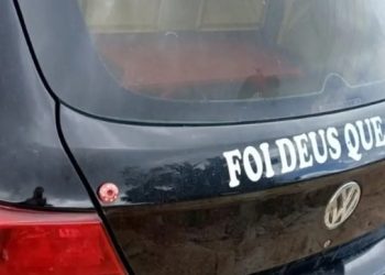 Motorista é flagrado com carro furtado; veículo exibia frase: “Foi Deus que me deu”