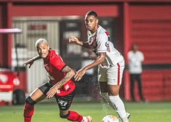 Copa do NE: com gols de Baralhas e Mosquito, Vitória bate o Ferroviário e se consolida no G-4