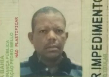 Homem é encontrado morto com ferimento à faca no peito. Mulher disse que ele perdeu o equilíbrio quando tentava pegar um doce na prateleira