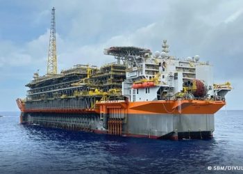 Maior plataforma de petróleo do Brasil inicia operação no pré-sal