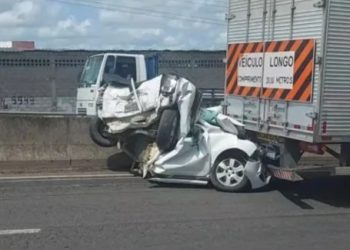 Carro fica prensado entre dois caminhões em engavetamento