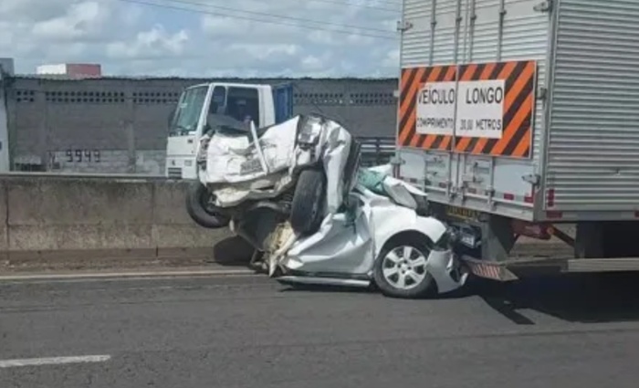 Carro fica prensado entre dois caminhões em engavetamento