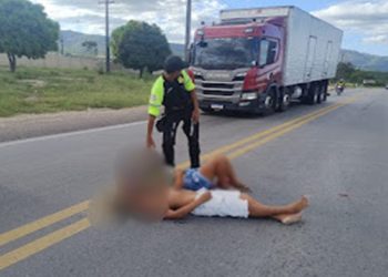 Agentes de trânsito agem rápido e tira casal que se deitou no meio pista da BR 407