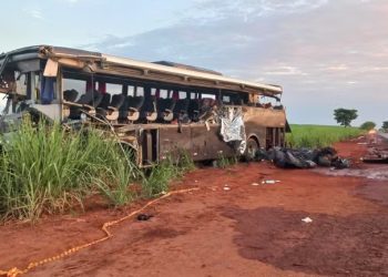 Colisão entre caminhão e ônibus com universitários deixa 12 mortos em rodovia no interior de SP