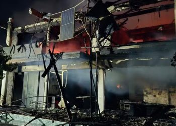 Duas pessoas e dois cachorros morrem carbonizados em incêndio em casa de luxo