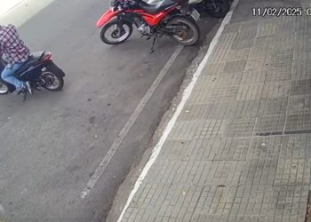 Você viu? Vídeo de suspeito de matar advogado em Coité, mostra exato momento que ele estaciona a moto e 20 segundos depois retorna para fuga