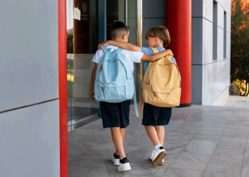 Volta às aulas: como evitar dores nas costas com o peso da mochila