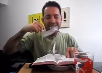 Você viu? Pastor come página da Bíblia para mostrar que “se alimenta da palavra” e divide opiniões