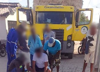 Caminhoneiro morre eletrocutado ao confundir fio de rede elétrica com de internet